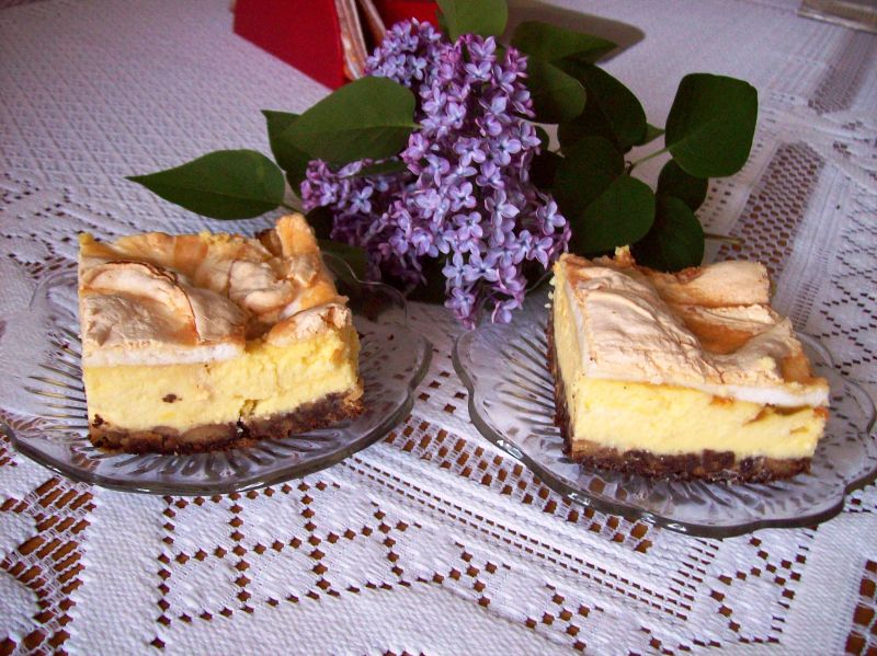 Sernik z bezą i dżemem