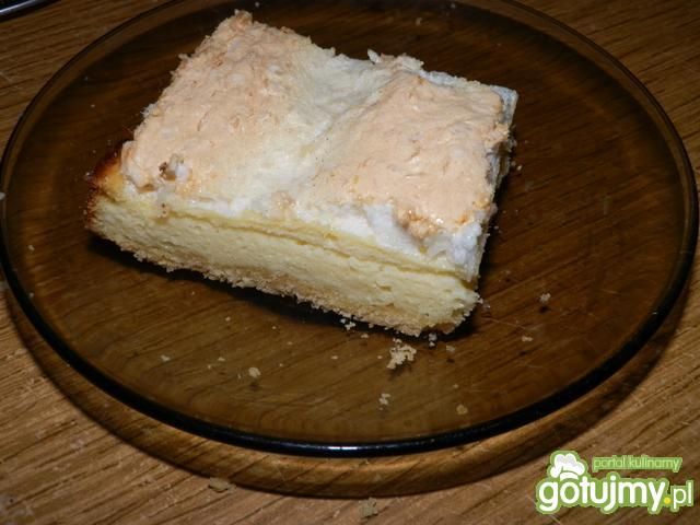Sernik z bezą kokosową,