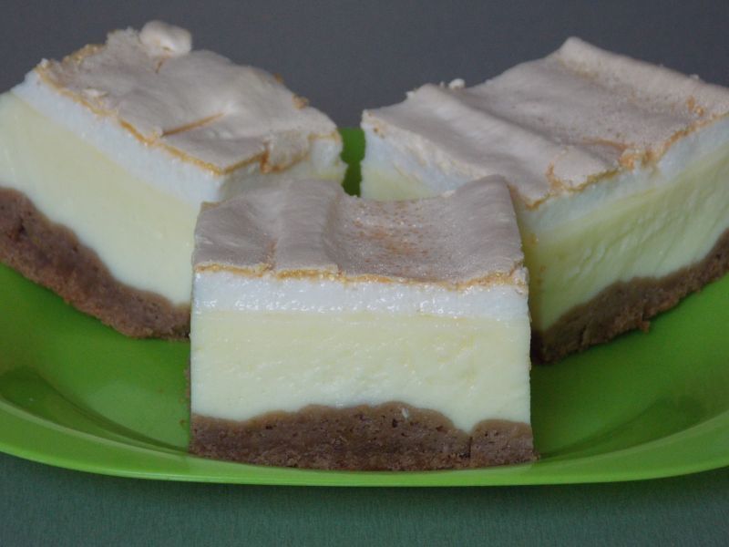 Sernik z bezą na kakaowym cieście