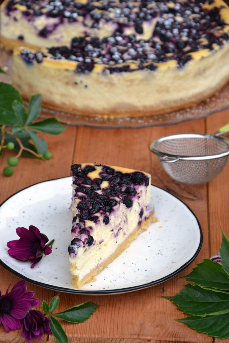 Sernik z białą czekoladą i jagodami Sernik z białą czekoladą i jagodami