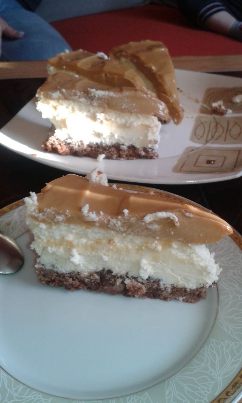 Sernik z białą czekoladą i karmelem