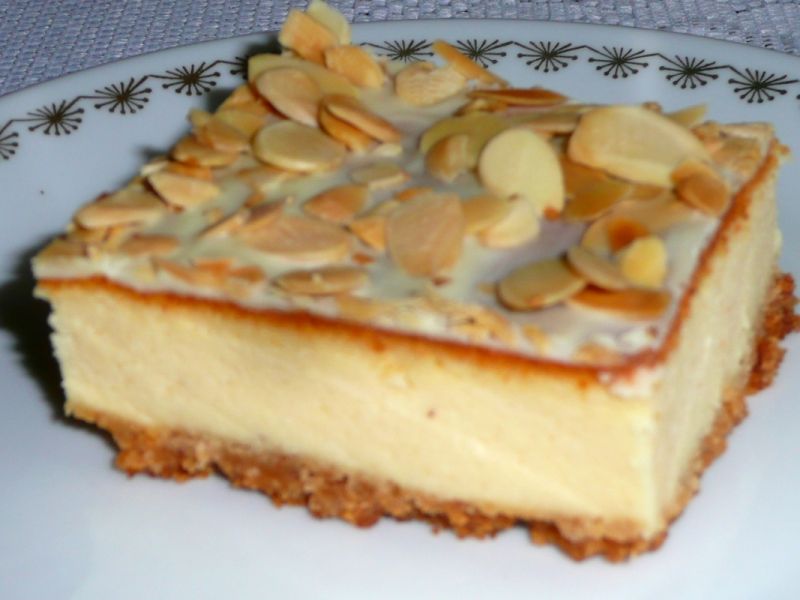 Sernik z białą czekoladą i z migdałami