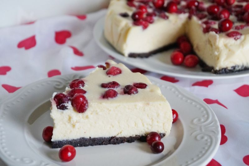 Sernik z białą czekoladą i żurawiną