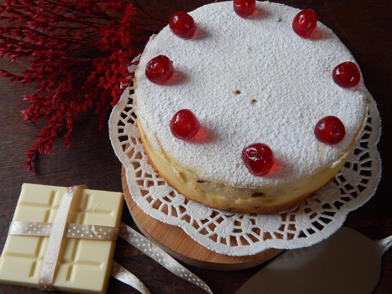 Sernik z białą czekoladą i żurawiną Sernik z białą czekoladą i żurawiną