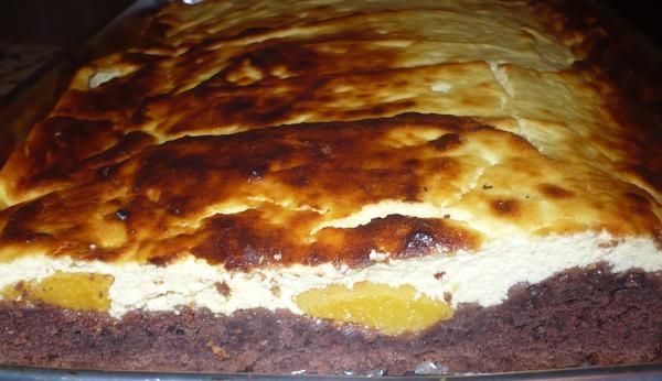 Sernik z brzoskwinią na czarnym spodzie Sernik z brzoskwinią na czarnym spodzie