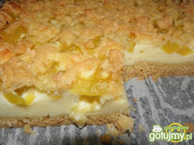 Sernik z brzoskwinią na kruchym cieście. Sernik z brzoskwinią na kruchym cieście.