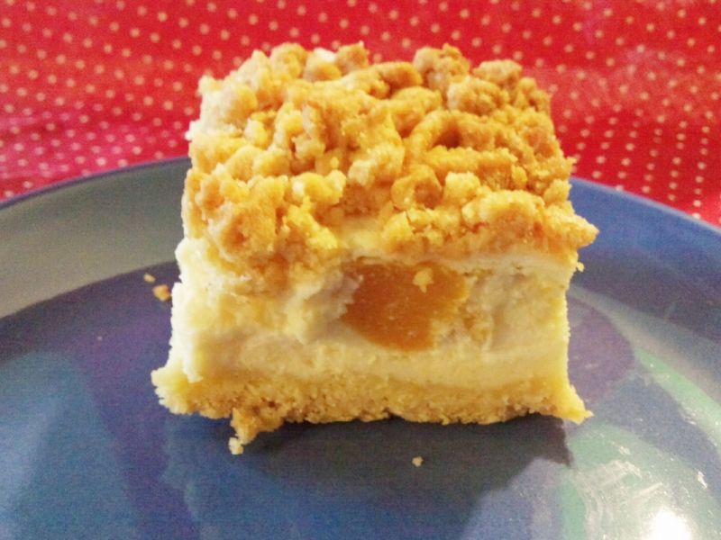 Sernik z brzoskwiniami