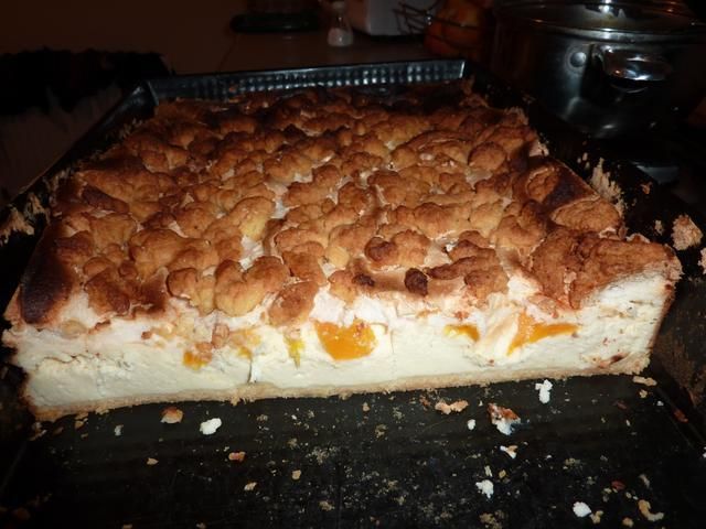 Sernik z brzoskwiniami