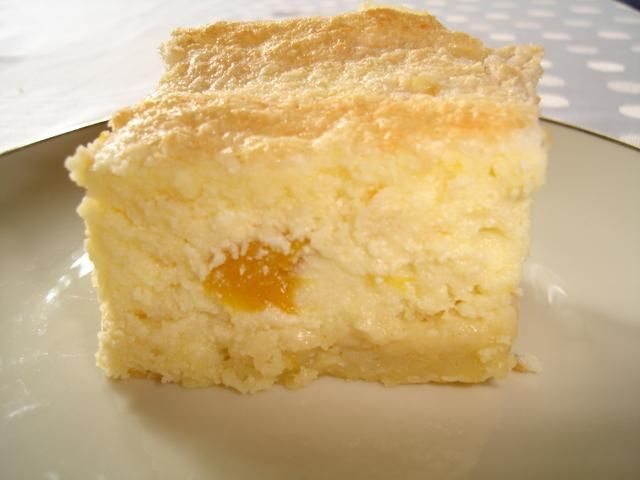 Sernik z brzoskwiniami.