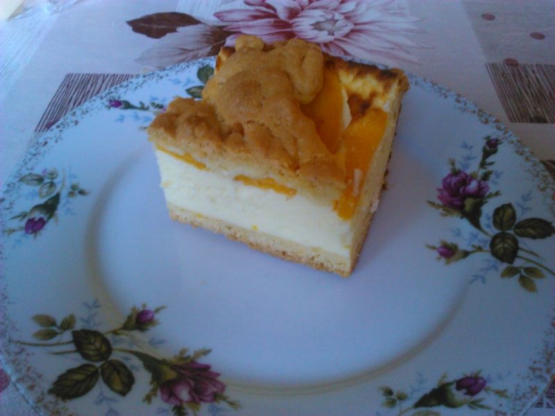 Sernik z brzoskwiniami 