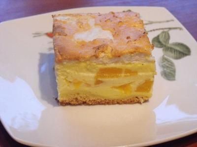 sernik z brzoskwiniami