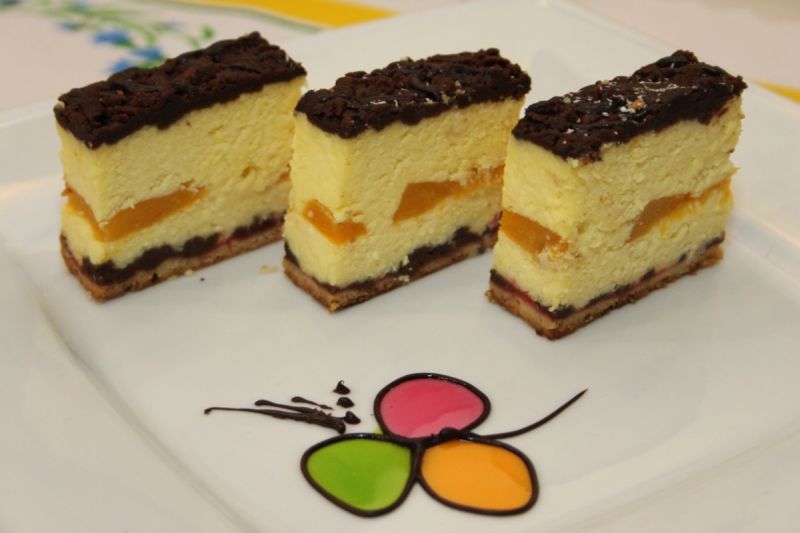 Sernik z brzoskwiniami