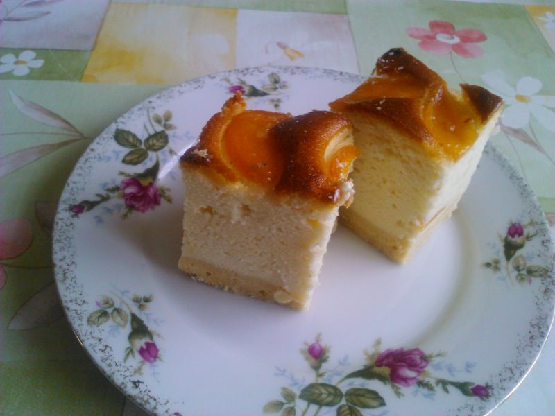 Sernik z brzoskwiniami