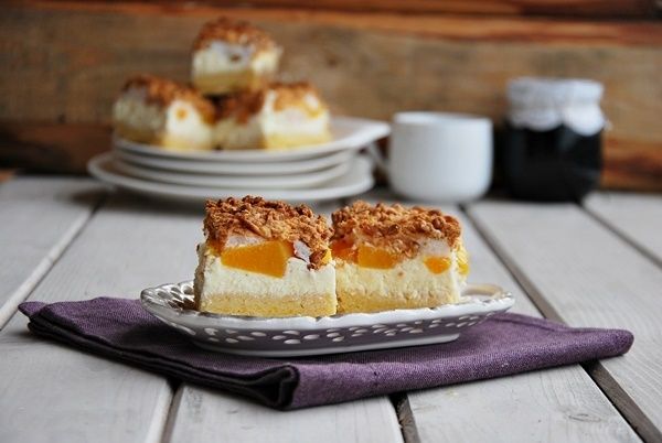 Sernik z brzoskwiniami