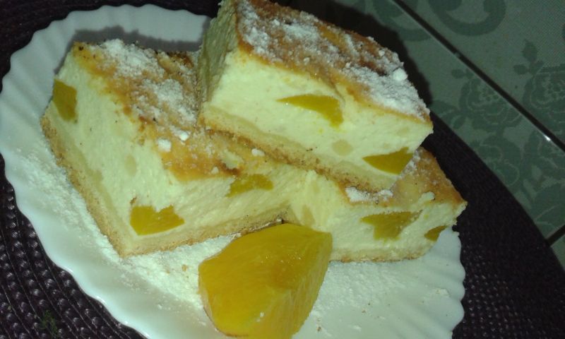 Sernik z brzoskwiniami Sernik z brzoskwiniami