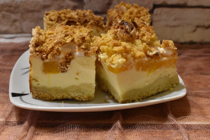 Sernik z brzoskwiniami Sernik z brzoskwiniami