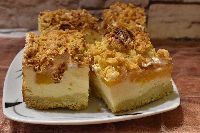 Sernik z brzoskwiniami Sernik z brzoskwiniami