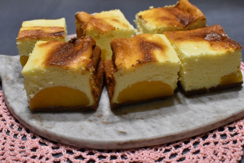 Sernik z brzoskwiniami Sernik z brzoskwiniami