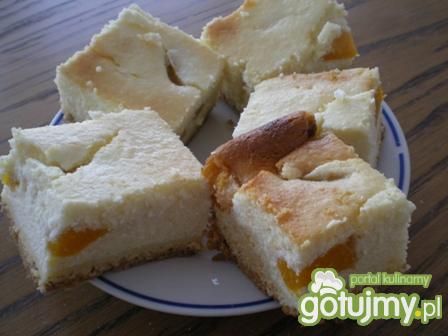 Sernik z brzoskwiniami