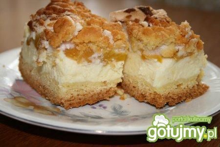 Sernik z brzoskwiniami