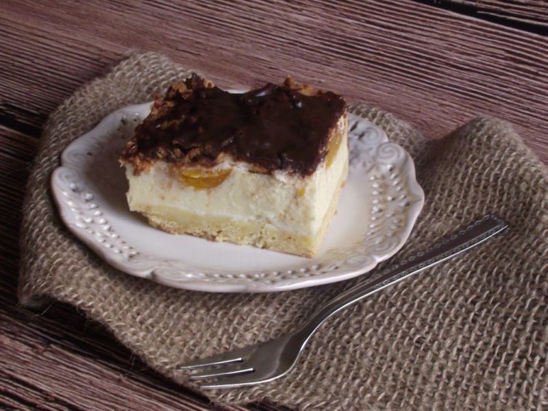 Sernik z brzoskwiniami i czekoladą