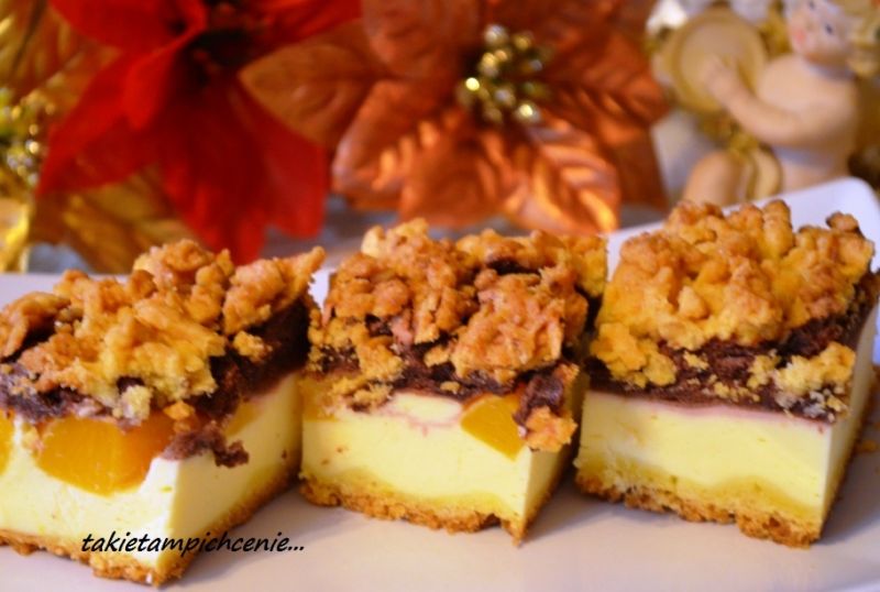 Sernik z brzoskwiniami i czekoladową pianką 