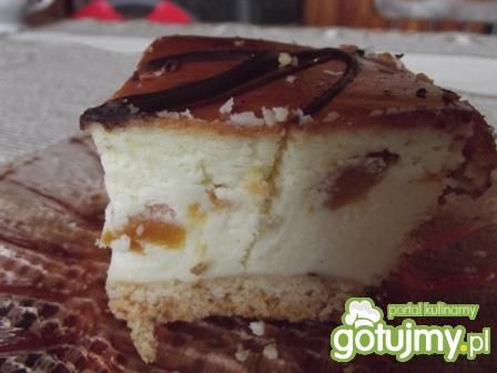 Sernik z brzoskwiniami i esami-floresami