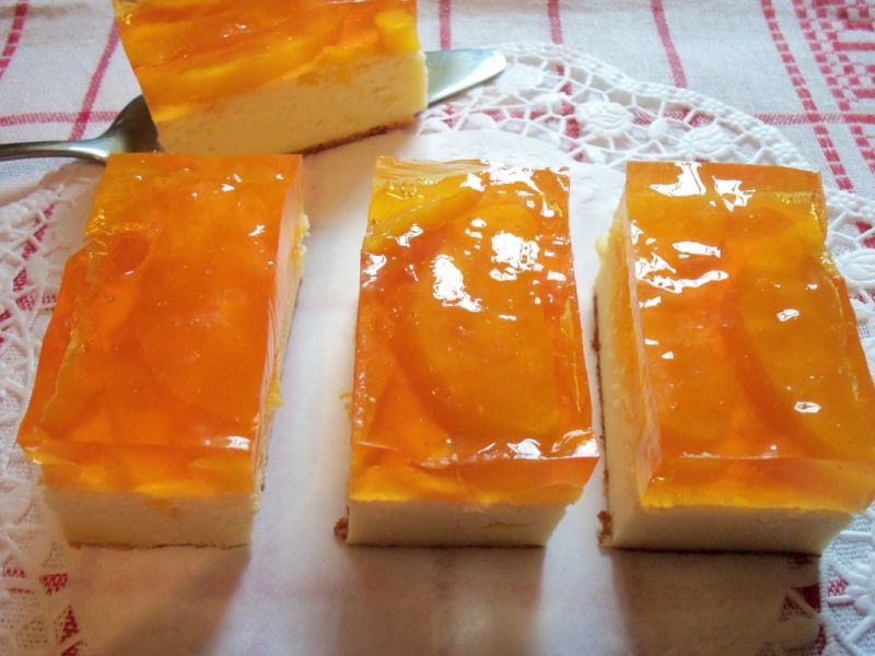 Sernik z brzoskwiniami i galaretką