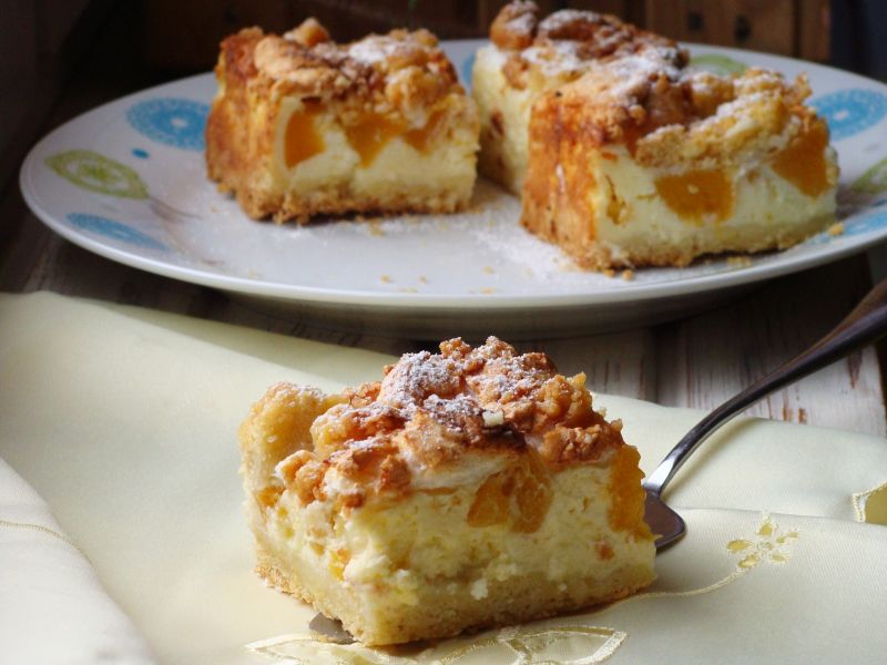 Sernik z brzoskwiniami i kokosową bezą  Sernik z brzoskwiniami i kokosową bezą