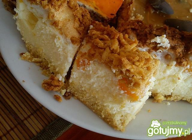 Sernik z brzoskwiniami i kruszonka Sernik z brzoskwiniami i kruszonka