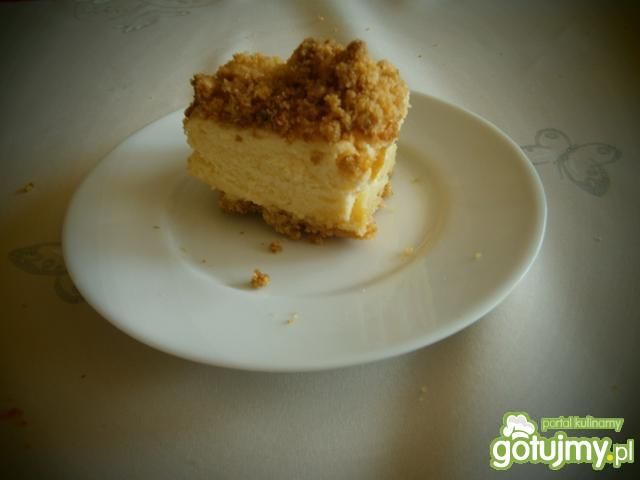 Sernik z brzoskwiniami i kruszonką