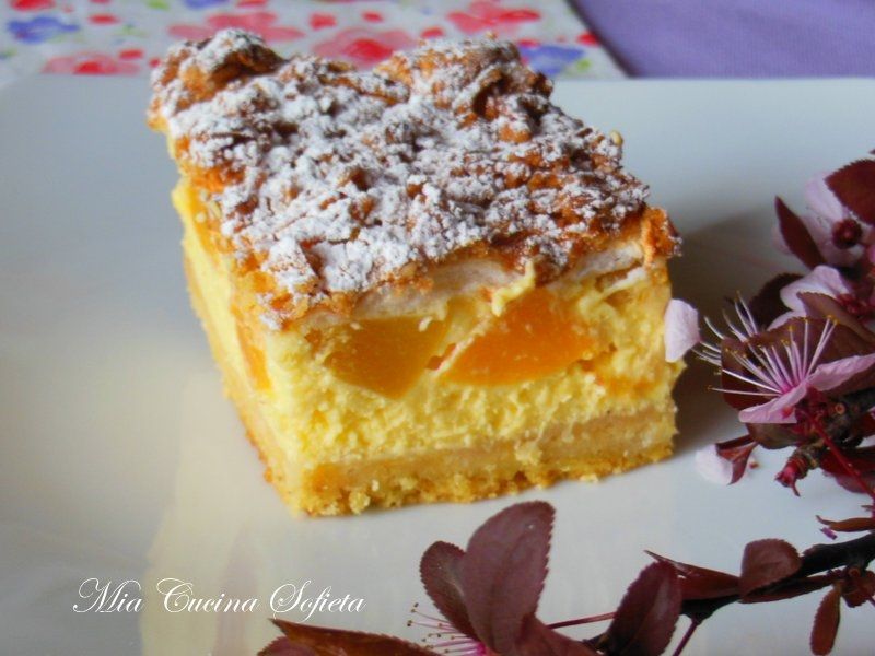 Sernik z brzoskwiniami i kruszonką