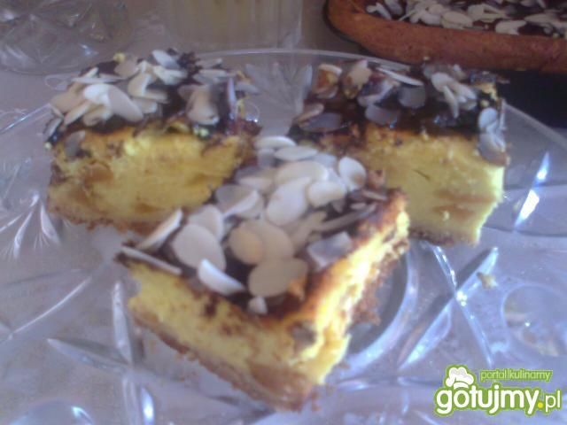 Sernik z brzoskwiniami i migdałami