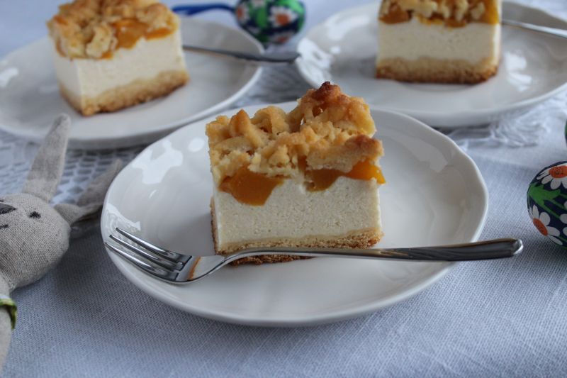 Sernik z brzoskwiniami i migdałową kruszonką
