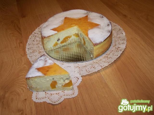 Sernik z brzoskwiniami i rodzynkami