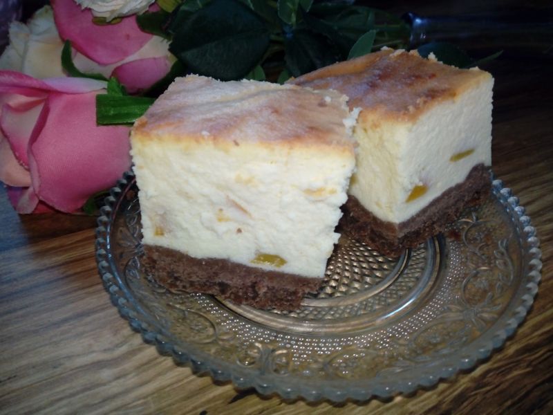 Sernik z brzoskwiniami na ciemnym cieście