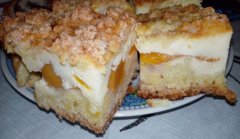 Sernik z brzoskwiniami na kruchym cieście