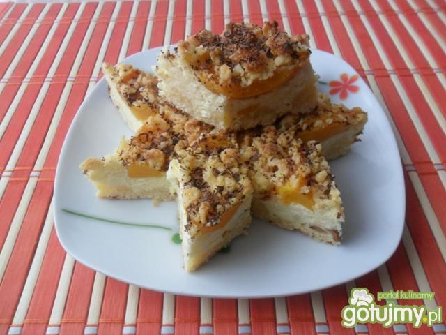 Sernik z brzoskwiniami na kruszonce