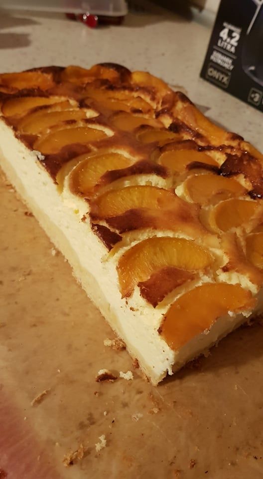 Sernik z brzoskwiniami na spodzie ucieranym