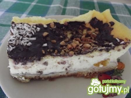 Sernik z brzoskwiniami polany czekoladą