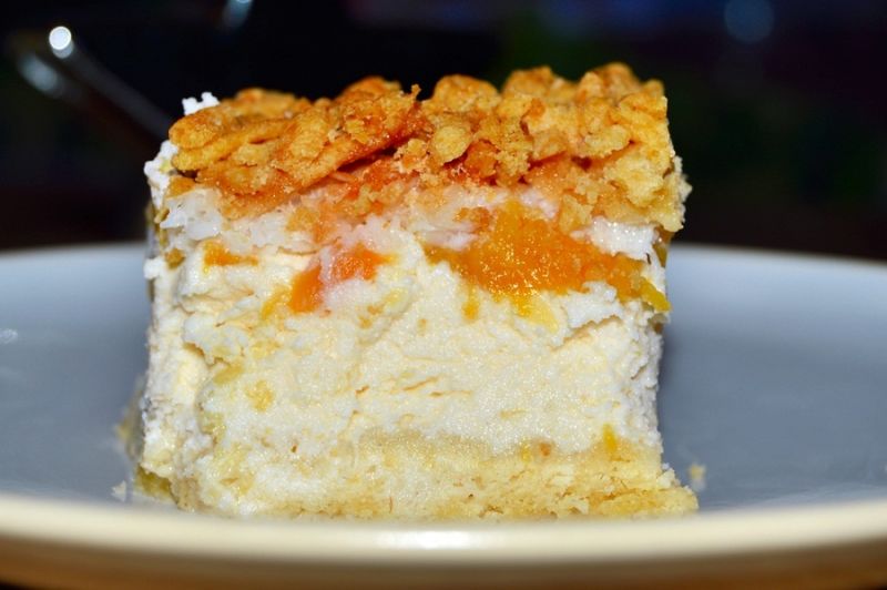 Sernik z brzoskwiniami z kokosową pianką Sernik z brzoskwiniami z kokosową pianką