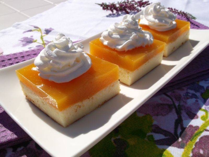 Sernik z brzoskwinowym musem Sernik z brzoskwinowym musem