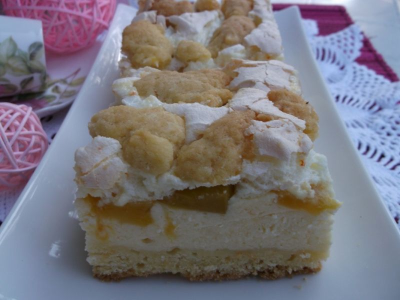 Sernik z budyniową pianką i brzoskwiniami