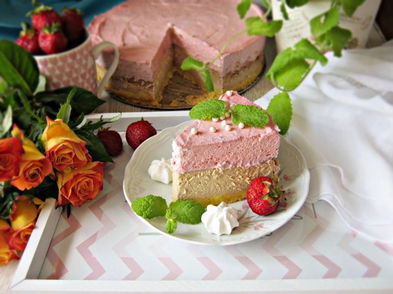 Sernik z chałwą i musem truskawkowym Sernik z chałwą i musem truskawkowym