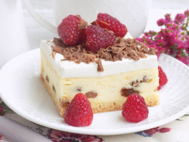 Sernik z chałwową pianką i malinami Sernik z chałwową pianką i malinami