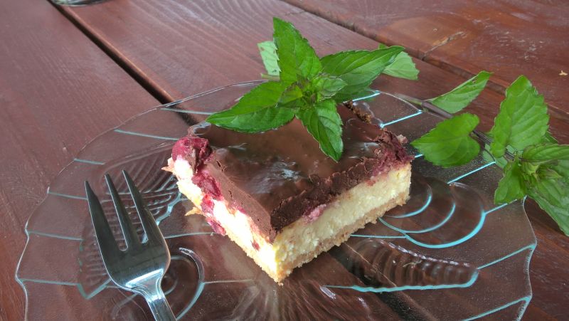 Sernik z czekoladą i wiśniami