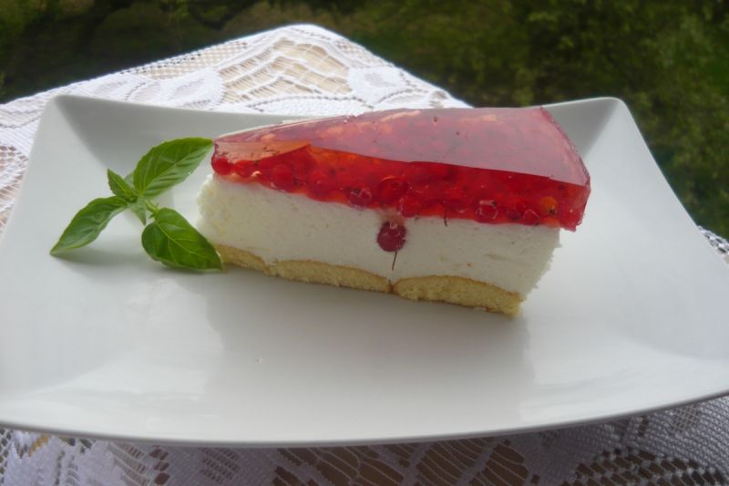 Sernik z czerwoną porzeczką