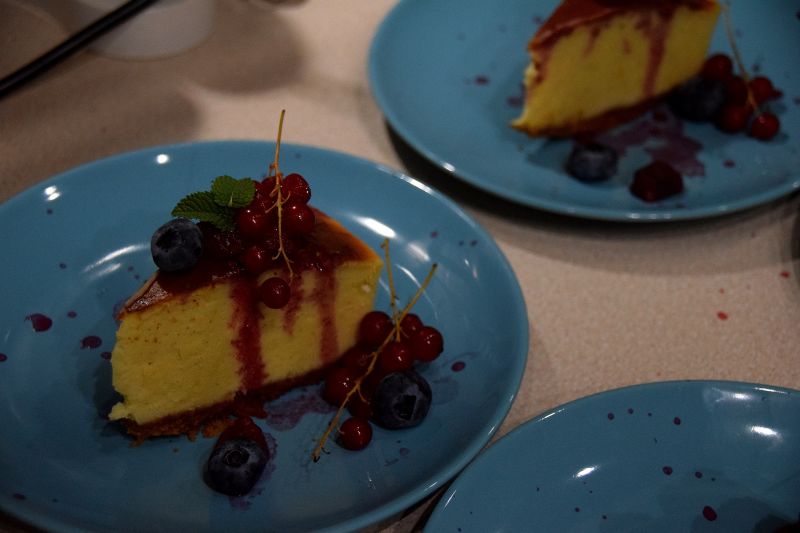 Sernik z flambirowanymi malinami