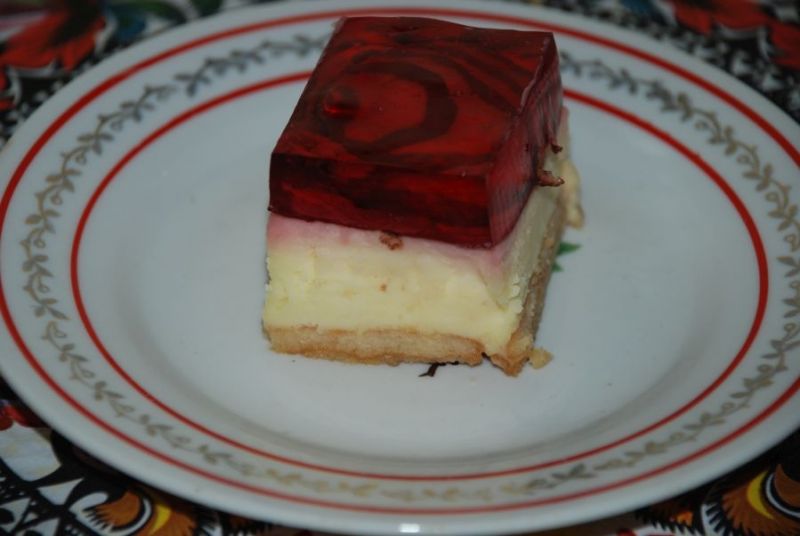 Sernik z galaretką na herbatnikach Sernik z galaretką na herbatnikach