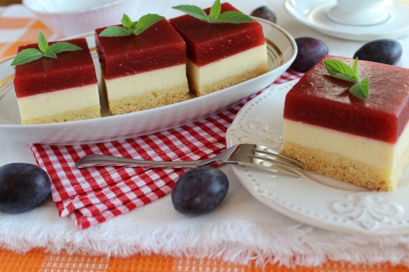 Sernik z galaretką ze śliwek